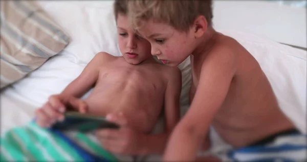 Barn Som Använder Smartphone Hemma Barn Som Leker Med Mobilen — Stockfoto