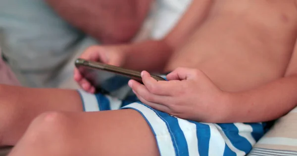 Kid Pomocą Urządzenia Smartfona Gra Dziecko Maluch Trzyma Telefon Komórkowy — Zdjęcie stockowe