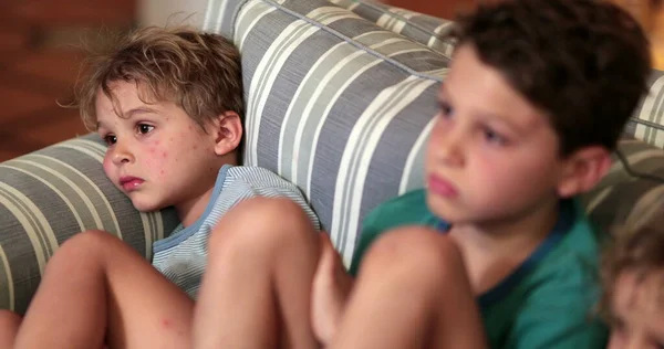 Chłopcy Oglądający Telewizję Salonie — Zdjęcie stockowe