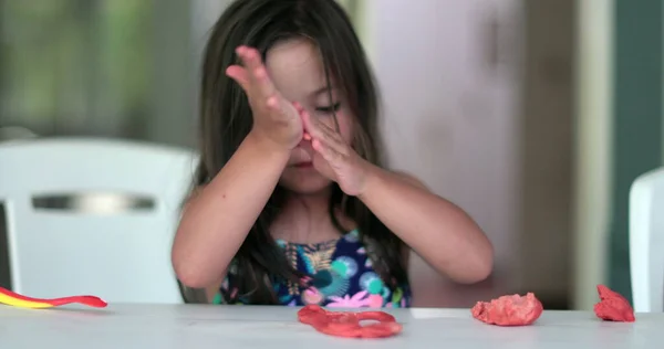 Dziewczynka Bawi Się Ciastem Dziecko Tworzy Plastycyną — Zdjęcie stockowe