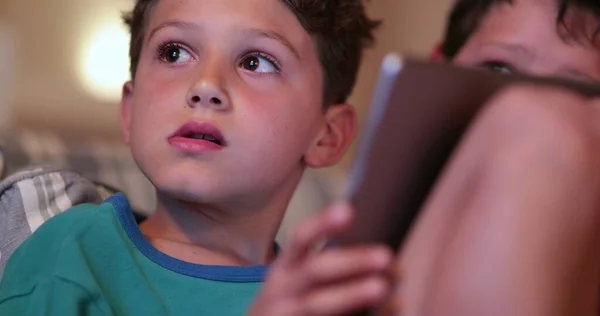 Ukryte Dziecko Domu Gapiące Się Ekran Tabletem Szczere Dzieciaki Korzystające — Zdjęcie stockowe