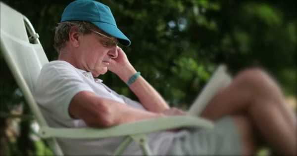 Casual Older Man Reading Book Outdoors — Fotografia de Stock