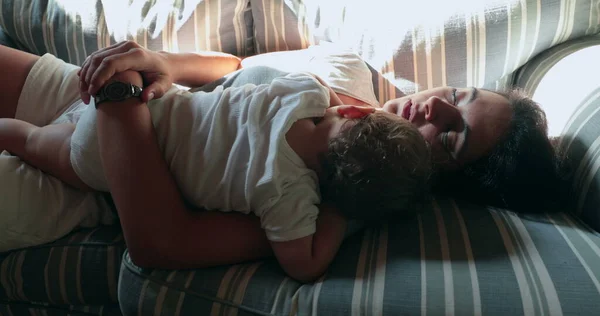 Casual Vita Reale Madre Dormire Abbraccio Bambino Bambino Sul Divano — Foto Stock