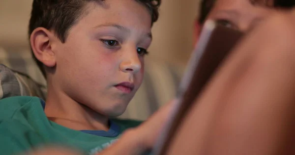 Niño Niño Usando Tecnología Del Dispositivo Tableta Niño Franco Jugando — Foto de Stock