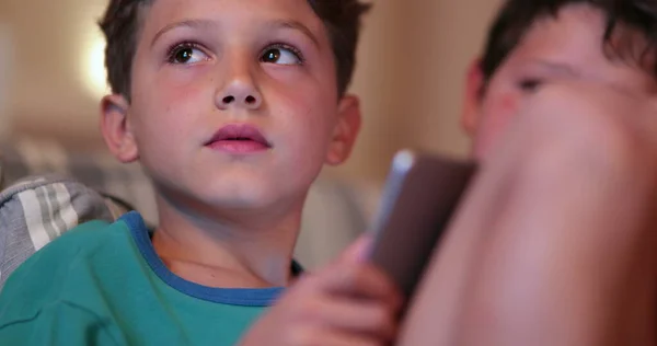 Őszinte Gyermek Otthon Bámulja Képernyő Tartó Tabletta Eszköz Technológiát Használó — Stock Fotó