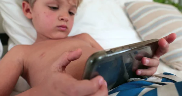 Дитина Тримає Пристрій Смартфона Дитина Грає Відеоігри Мобільному Телефоні — стокове фото