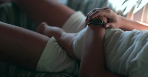 Gerçek Hayatta Anne Uyuyor Bebeği Kucağında Tutuyor — Stok fotoğraf