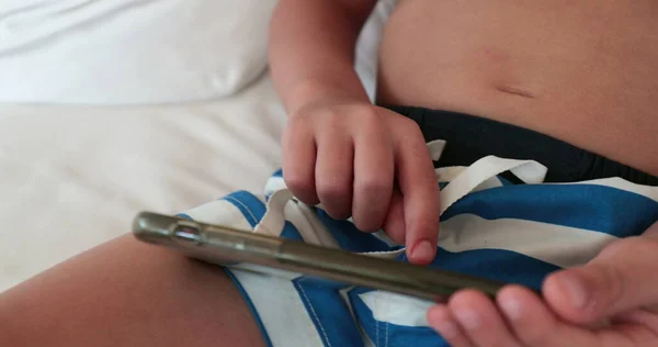 Chłopiec Korzystający Smartfona Dotykający Palcem Dziecka Ekran — Zdjęcie stockowe