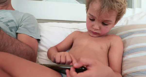 Дитина Використовує Мобільний Телефон Тодлер Хлопчик Пальцями Торкається Екрана — стокове фото
