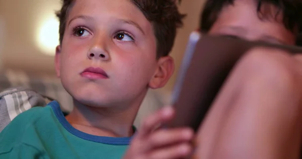Chłopiec Gapiący Się Ekran Telewizora Trzymając Tablet — Zdjęcie stockowe