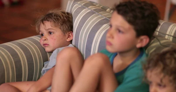 Szczere Dzieciaki Kanapie Oglądają Wieczorną Rozrywkę Filmową — Zdjęcie stockowe