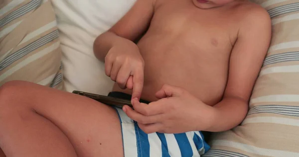 Маленький Хлопчик Використовує Мобільний Пристрій Дитячі Пальці Торкаються Екрана — стокове фото
