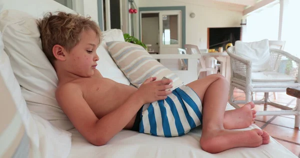 Маленький Хлопчик Тримає Використовує Мобільний Телефон Вдома — стокове фото