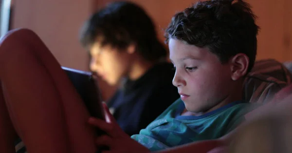 Niños Jugando Videojuegos Tableta Por Noche — Foto de Stock