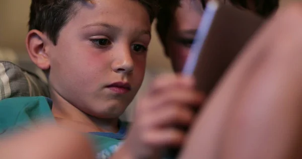 Enfants Devant Écran Tablette Jouer Des Jeux Ligne Dispositif Technique — Photo