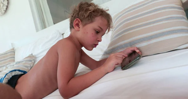 Маленький Хлопчик Лежить Дивані Використовуючи Мобільний Телефон Дитяча Гра Смартфоном — стокове фото