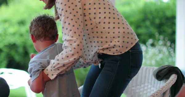 Casual Candid Mãe Levantando Criança Menino Criança — Fotografia de Stock