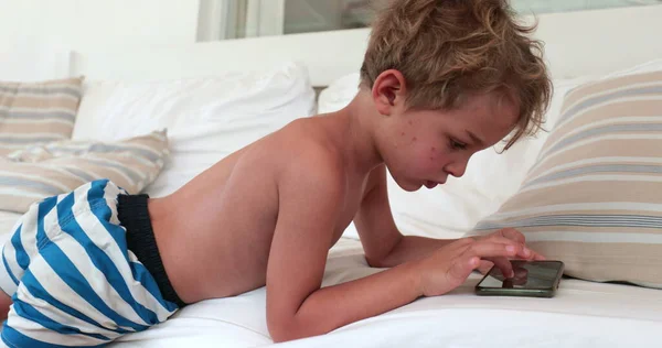 Child Boy Playing Video Game Cellphone — Zdjęcie stockowe