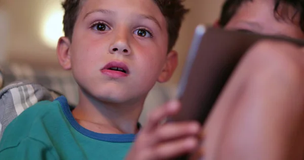 Criança Menino Olhando Para Tela Enquanto Segurando Tablet — Fotografia de Stock
