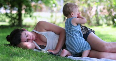 Annem dışarıda çimlerin üzerinde dinleniyor.