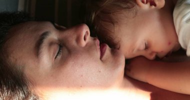 Anne ve bebek öğle uykusu