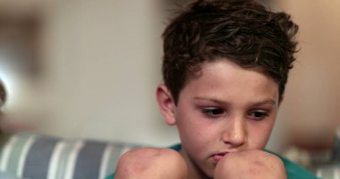 Geceleri kanepede düşünceli çocuk yüzü. Düşünceli çocuk.