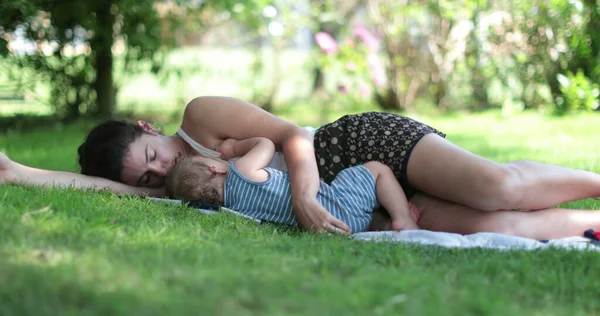 Mère Reposant Ensemble Avec Bébé Couché Sur Herbe Extérieur Parent — Photo