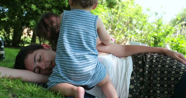 Mamma Prende Una Pausa Bambini Vogliono Che Mamma Svegli Dal — Foto Stock