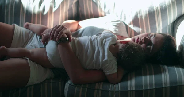 Parent Sleeping Baby Child Sofa Candid Casual Mother Asleep Infant — Φωτογραφία Αρχείου