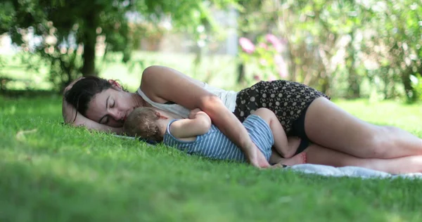 Μαμά Ξεκουράζεται Μωρό Ξαπλωμένο Στο Γρασίδι Έξω — Φωτογραφία Αρχείου