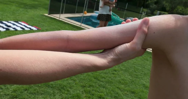 Mutter Trägt Sonnencreme Auf Arm Des Kindes Auf — Stockfoto