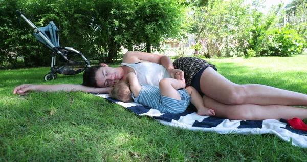 Mother Sleeping Next Baby Grass Parent Child Asleep Together Lying — Stockfoto