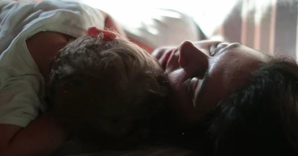Moeder Slapen Knuffelen Baby Zuigeling Thuis Bank — Stockfoto