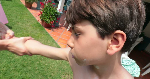 Moeder Brengt Zonnebrandcrème Aan Het Kind Tijdens Zomervakantie — Stockfoto