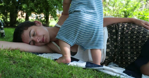 Mãe Fazendo Uma Pausa Crianças Querendo Que Mãe Acorde Sesta — Fotografia de Stock