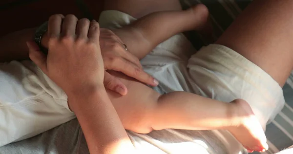 Madre Durmiendo Con Bebé Juntos Candid Cansado Agotado Padre Dormido —  Fotos de Stock