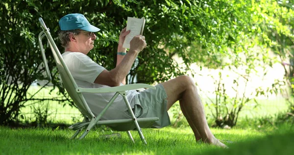 Yaşlı Emekli Bir Adam Dışarıda Kitap Okumaktan Hoşlanıyor — Stok fotoğraf