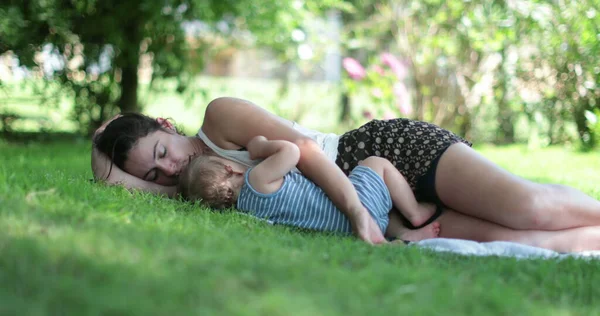 Mother Baby Lying Grass Together Resting Parent Infant Candid Break — Stock fotografie