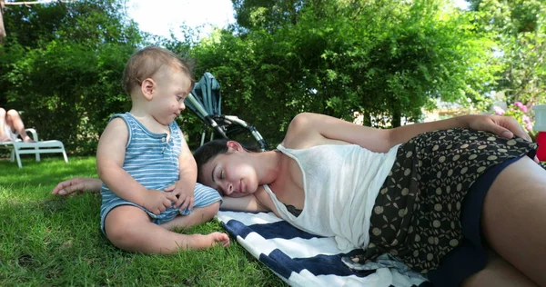 Eltern Machen Draußen Pause Und Schlafen Gras — Stockfoto