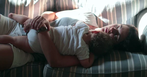 Madre Durmiendo Siesta Con Bebé Sofá Durante Tarde — Foto de Stock