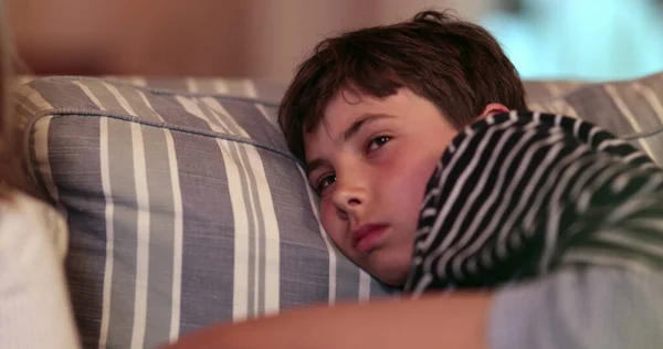 Niño Cansado Que Queda Dormido Sofá Mientras Pantalla Televisión Aburrido —  Fotos de Stock