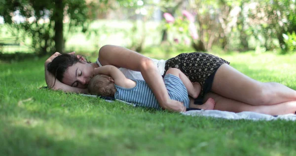 Matka Odpočívá Spolu Dítětem Ležícím Venku Trávě Rodič Spí Kojencem — Stock fotografie