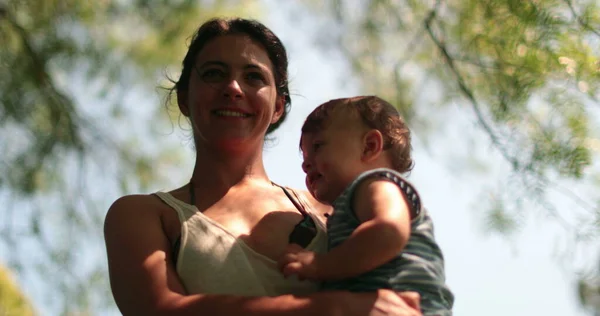 Madre Sosteniendo Bebé Afuera Bajo Árbol Sonriendo Mamá Feliz Con — Foto de Stock