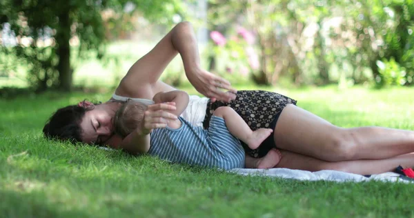 Moeder Rust Samen Met Baby Liggend Gras Buiten Ouder Slapen — Stockfoto