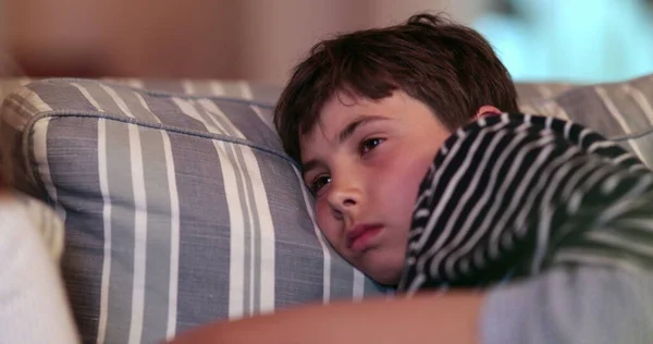 Zmęczony Chłopiec Zasypiający Sofie Podczas Oglądania Telewizora Znudzony Dzieciak — Zdjęcie stockowe