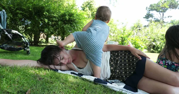 Mãe Cochilando Fora Grama Bebê Querendo Atenção Mãe Acordar Sono — Fotografia de Stock