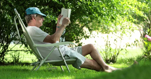 Yaşlı Emekli Bir Adam Dışarıda Kitap Okumaktan Hoşlanıyor — Stok fotoğraf