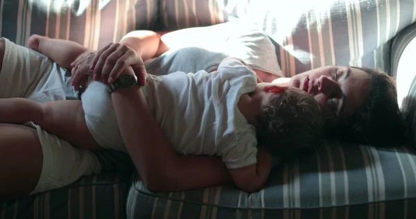 Madre Durmiendo Siesta Con Bebé Sofá Durante Tarde —  Fotos de Stock