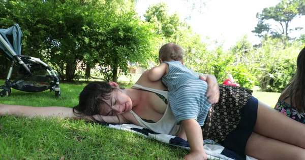 Mãe Cochilando Fora Grama Bebê Querendo Atenção Mãe Acordar Sono — Fotografia de Stock