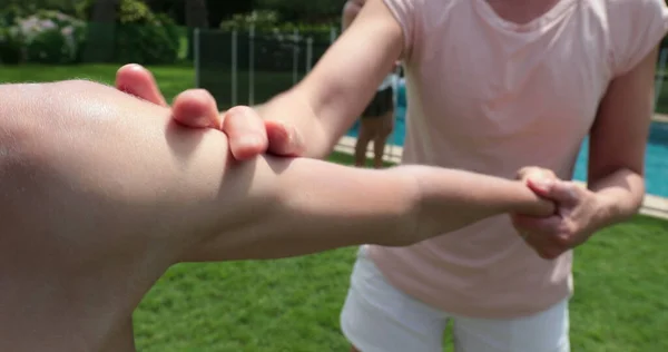 Μητέρα Απλώνει Αντηλιακή Λοσιόν Στο Παιδικό Χέρι Γονέας Εφαρμόζει Αντηλιακό — Φωτογραφία Αρχείου